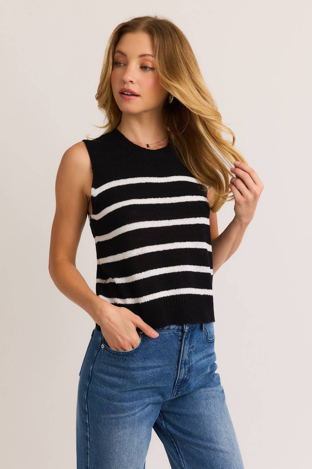 Sleeveless sweater. Black with white stripes. 